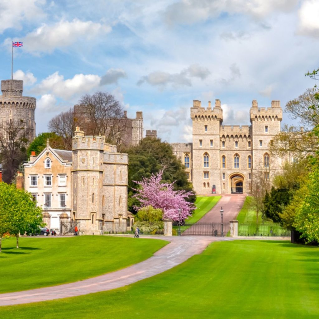 Windsor Castle is one of the things to do in England. The picture shows a view over the lawn towards the castle